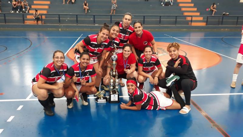 Equipe, que foi campeã em 2019, garante o bronze após dois anos de paralisação no esporte