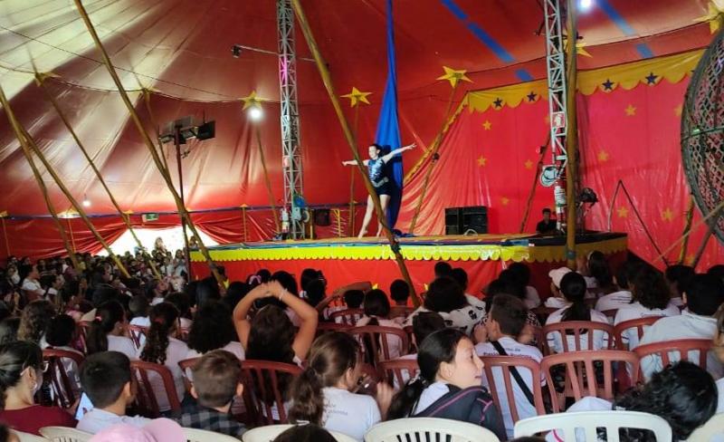 Hoje, cerca de mil alunos visitaram o picadeiro montado no parque