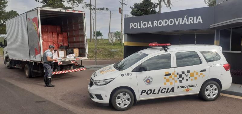 Durante fiscalização, policiais encontraram carga de 100 mil maços de cigarro de origem estrangeira e sem documentação fiscal