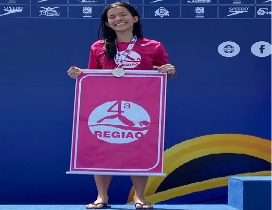 Camila: ouro no revezamento 4 x 50 livre, prata nos 100 m nado costas e nos 100 m nado borboleta