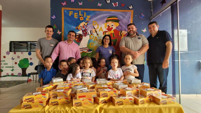 Entrega de caixas de bombons nas escolas e creches de Teodoro Sampaio em comemoração ao Dia das Crianças