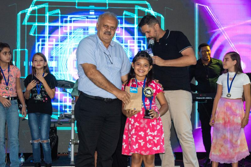 Prefeito Itamar dos Santos Silva entrega o prêmio para Nanda Evelin, que foi bicampeã na categoria infantil