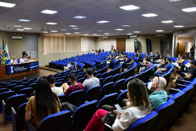 Abertura da 1ª Feira de Ciências e Tecnologia do Oeste Paulista ocorreu no auditório da FCT/Unesp, nesta segunda