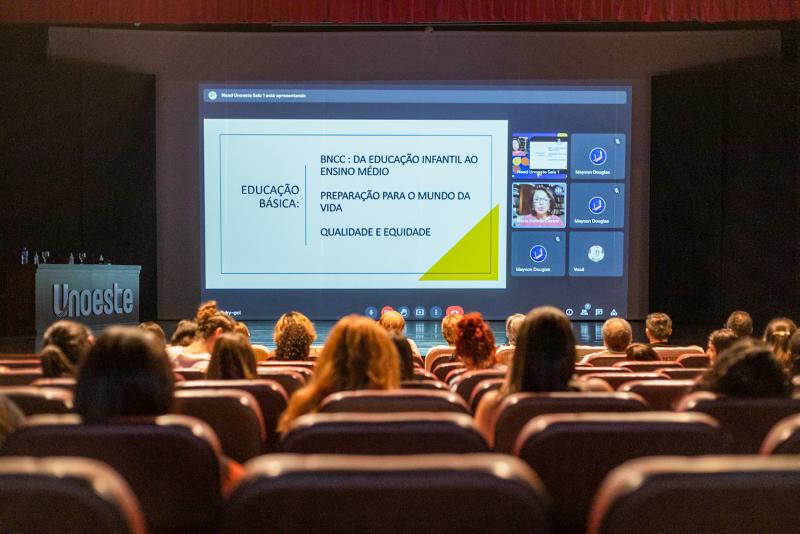 Conferência vista em telão no Teatro César Cava