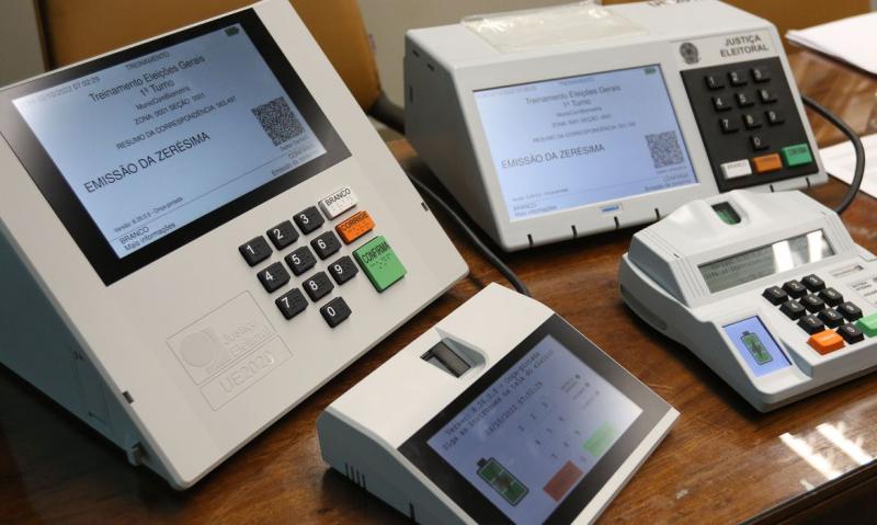Cartórios preparam urnas eletrônicas para 2º turno das eleições, que ocorrerá dia 30 de outubro
