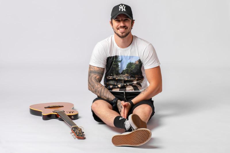 Cantor, compositor e multi-instrumentista, Brunno tem 5 CD’s gravados, além de clipes lançados