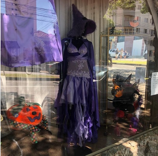 Loja do segmento de aluguel de trajes e fantasias para público adulto e infantil têm alta procura de itens associados ao Halloween