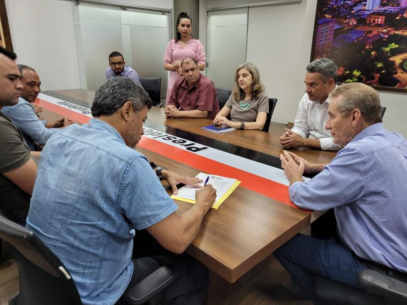 Assinatura do decreto foi acompanhada por secretários municipais e pelo presidente da Câmara, Demerson Dias    