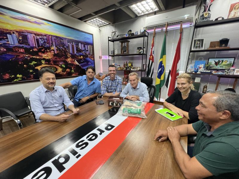 Pedro Anderson, do Departamento Jurídico; Adolfo Padilha, secretário do Turismo; Alexandre Boulhosa, diretor da Thor; prefeito Ed Thomas; Ana Paula Sesti, secretária do Desenvolvimento; e Geraldo Gomes, secretário de Comunicação