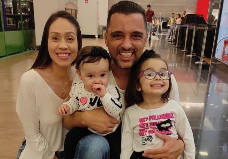 Arthur Vinicius Marcelo é casado com a jornalista Kawanny Barros, pais de duas meninas, Ana de 3 anos e Sara de 10 meses