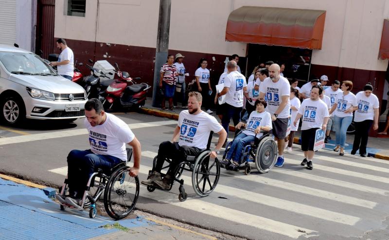 Intitulada “Esta vaga não é sua - nem por um minuto”, ação foi promovida com uso de cadeiras de rodas ocupando vagas disponíveis na Rua Rui Barbosa