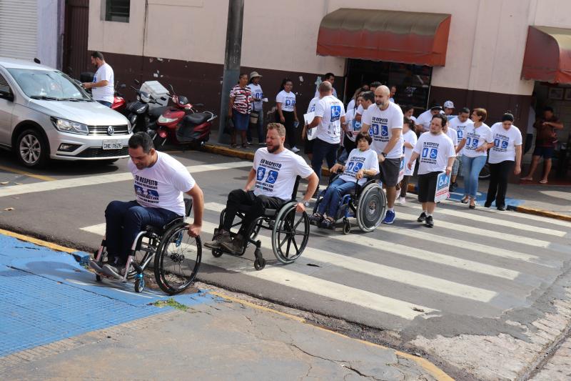 Pessoas com cadeiras de rodas ocuparam as vagas na Rua Rui Barbosa, no centro de Pirapozinho