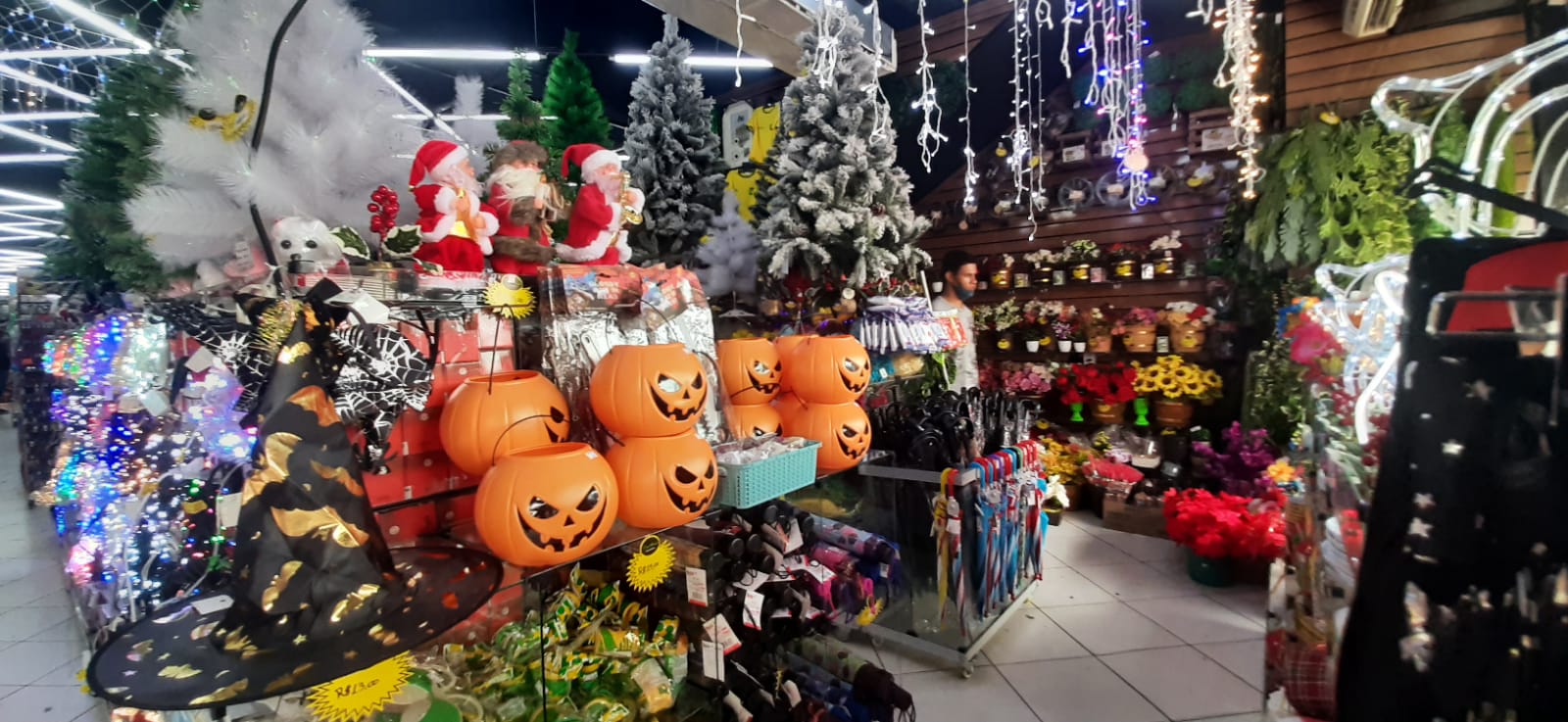 Estabelecimentos comercializam enfeites natalinos em meio a artigos para Halloween e itens verde-amarelos para Copa do Catar