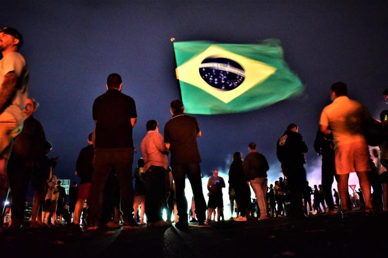 Manifestantes atearam fogo em pneus e bloquearam o km 570 da Rodovia Raposo Tavares em Presidente Prudente