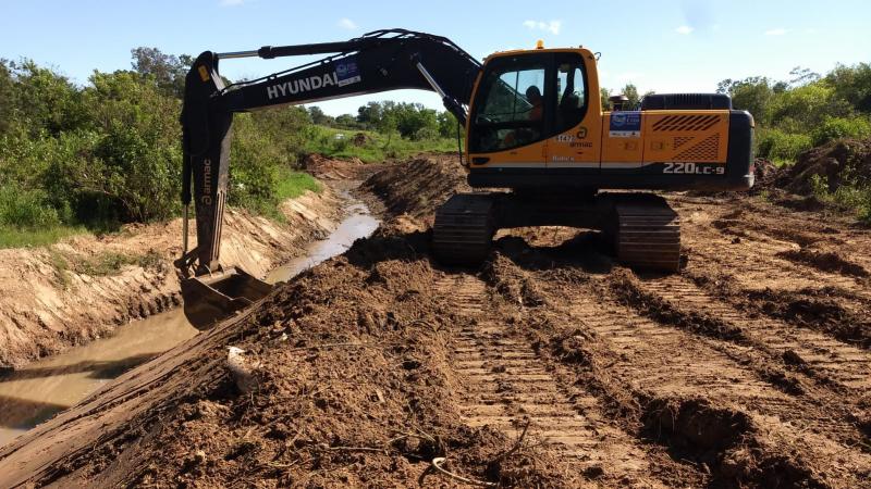 Equipes trabalham na operação desassoreamento do Córrego do Matadouro em Santo Anastácio