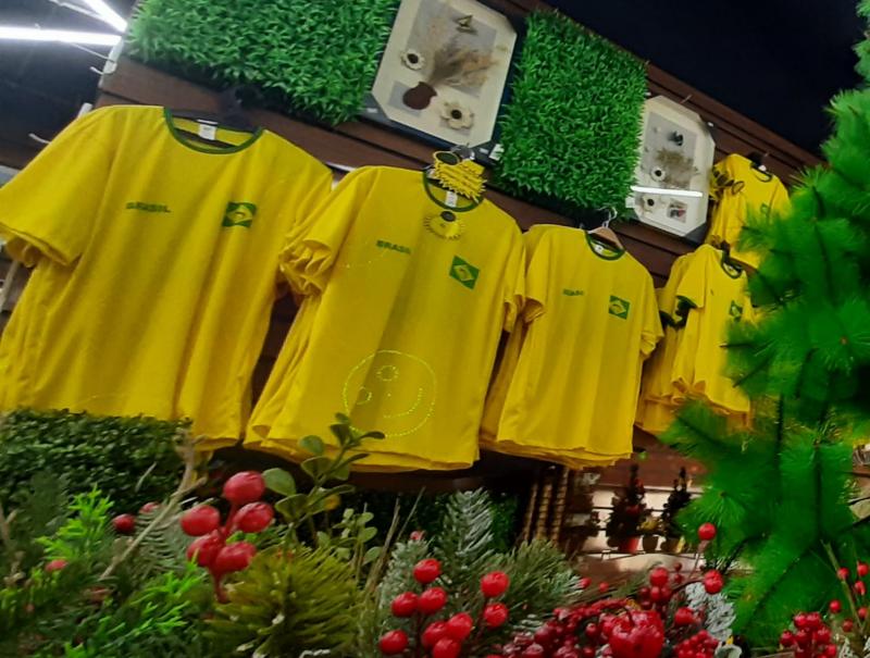 Com Copa do Mundo batendo à porta, artigos verde-amarelos são vendidos em lojas do comércio prudentino
