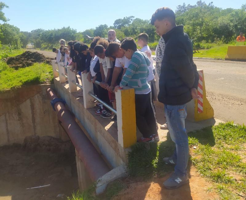 Secretário de Agricultura e Meio Ambiente, Cléber Bonilha, explicando como é feita a limpeza do córrego 