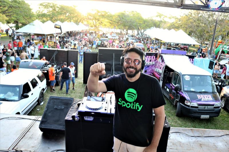 Fim da tarde de domingo no Balneário de Rancharia com campeonato de som automotivo e DJ Ricardo Costa animando o público