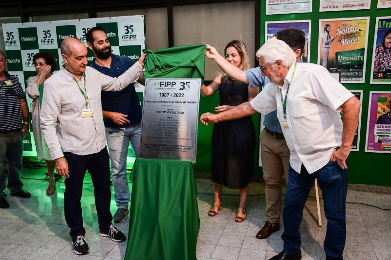 Diretor, coordenadores e professores da Fipp no descerramento da placa que simboliza os 35 anos de muitas lutas e conquistas