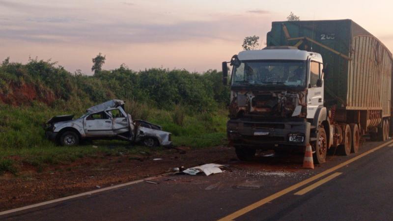 Colisão transversal entre caminhão canavieiro e caminhonete ocorreu na tarde desta quarta, na altura do km 1 da SP-563, em Mirante