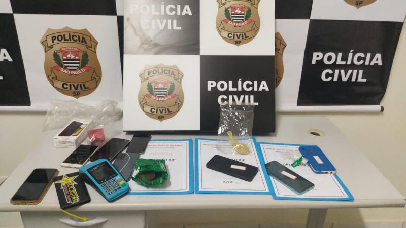 Foram apreendidos celulares, dinheiro, máquinas de cartão, munição e porções de maconha e crack 