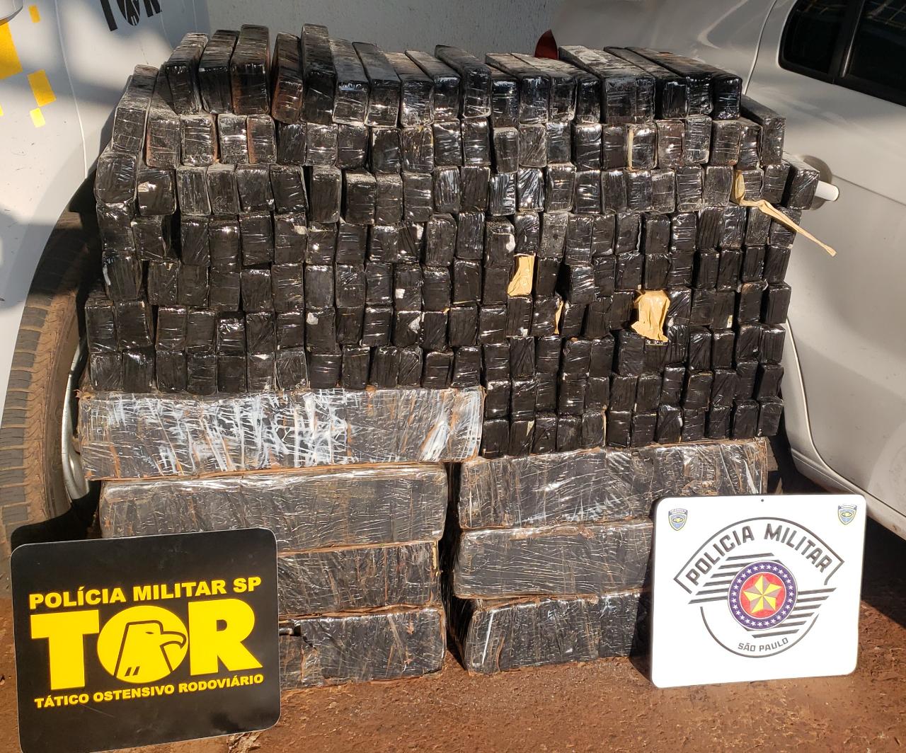 Sete fardos com 188 tabletes de maconha foram localizados dentro do porta-malas do veículo