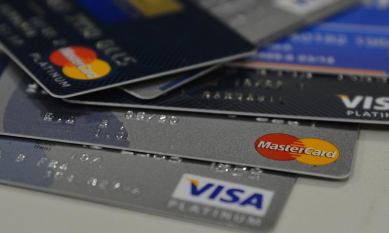 Facilidade do cartão de crédito é armadilha fácil para consumidor desprecavido, alertam especialistas