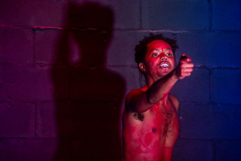 “Macacos”, escrita, dirigida e performada por Clayton Nascimento, será mostrada às 20h