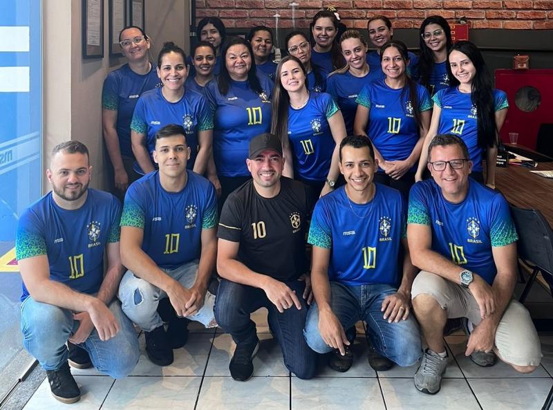 Equipe da MSA Uniformes, loja especializada em artigos esportivos e uniformes personalizados, pronta para a torcida do Brasil
