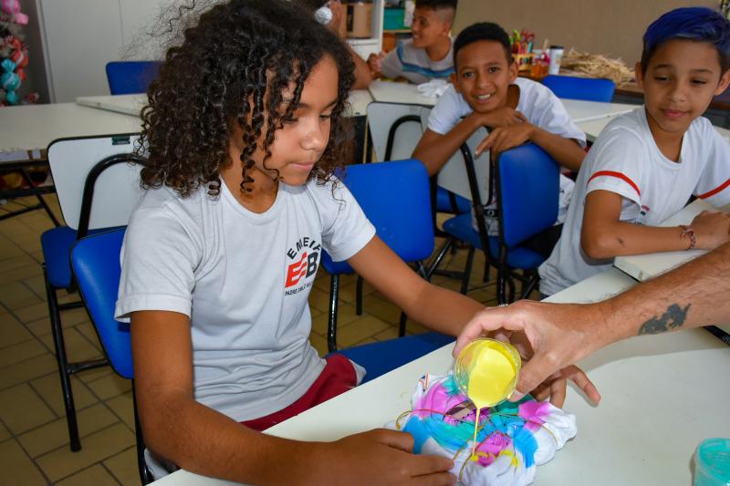 Customização de camiseta com aplicação da técnica tie dye