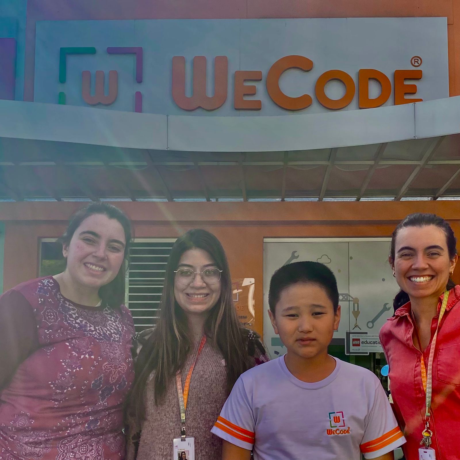 Carolina, Isabela e Mariana, da WeCode, com o aluno Eduardo