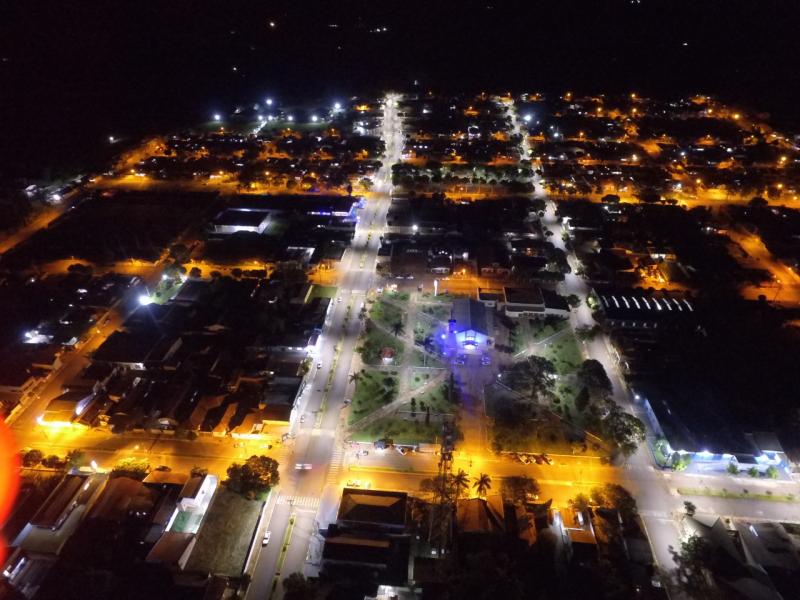 Avenida Prefeito João Gomes Frias e rua Antônio Soares Paiva já com o novo sistema de iluminação de LED