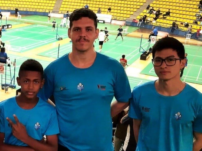 Da esquerda para a direita, os badmintonistas João Pedro, Giovani e Enzo Anzai