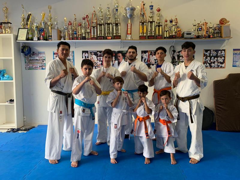 Sensei Issami e 8 dos seus 11 caratecas que estarão no Brasileiro 