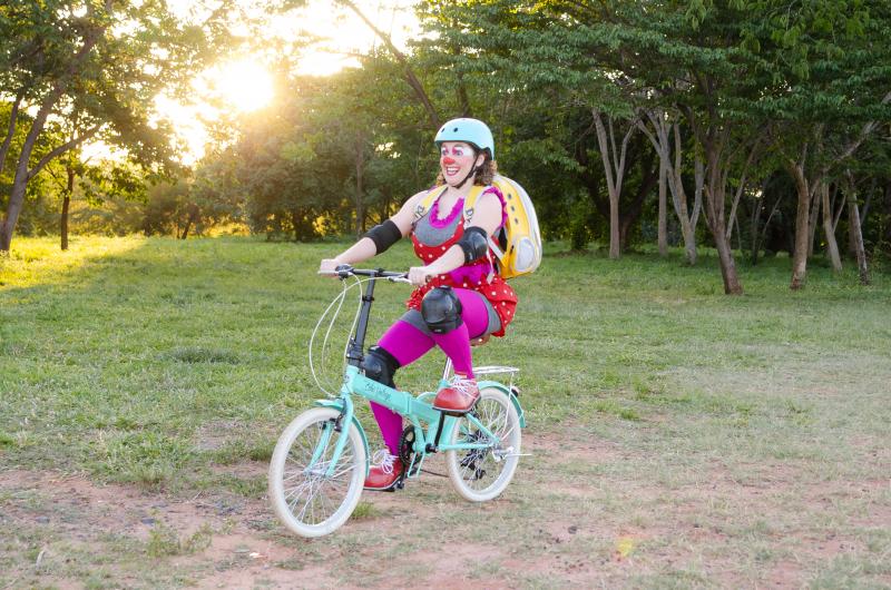 Na peça, palhaça surge em sua bicicleta carregada de surpresas para contar histórias de mulheres que mudaram o mundo