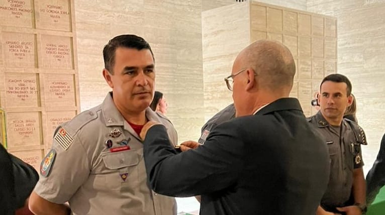 Comandante Marcos Fábio de Almirante recebe a medalha “Combatente da Força Pública”