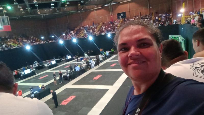 Do alto das arquibancadas, com os olhos marejados, Célia registra o centro do Ibirapuera