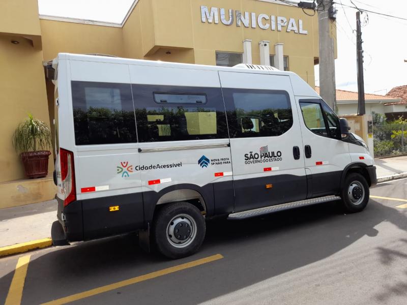 Veículo adaptado para transportar pacientes com deficiência e dificuldade de locomoção