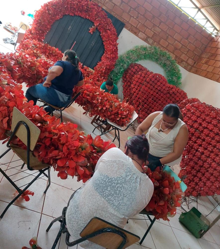 Mulheres do programa Bolsa-Trabalho confeccionando enfeites para o Natal Iluminado