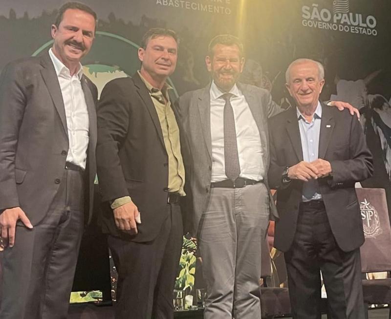 Prefeito Átila Ramiro Menezes Dourado (2º à esq.) recebeu prêmio “Município Agro 2022”, no Palácio dos Bandeirantes