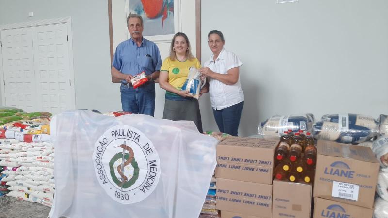 José Carlos Madrucci e Juliana Kuhn Medina, ambos da APM de Prudente, entregam 3t de alimentos para o Fundo Social, representado por Lucimara Rodrigues