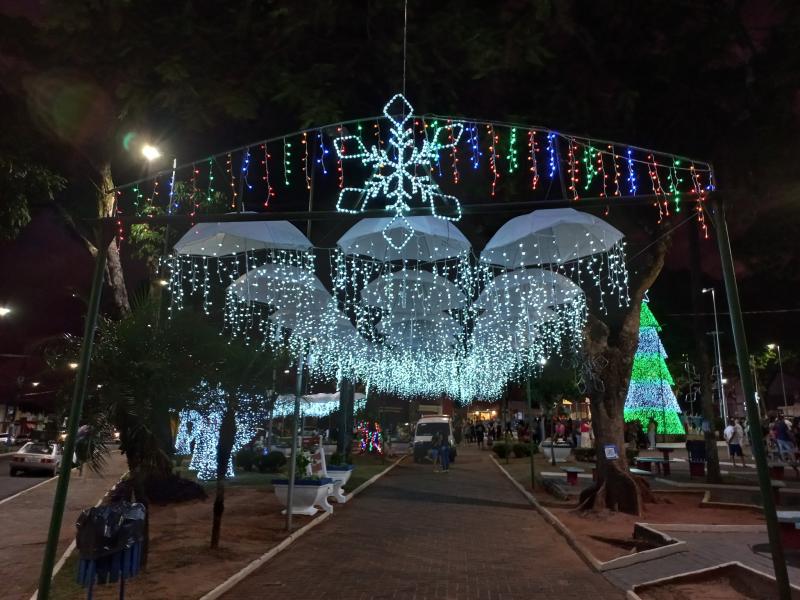 Guarda-chuvas com lampadinhas dão um toque especial à decoração