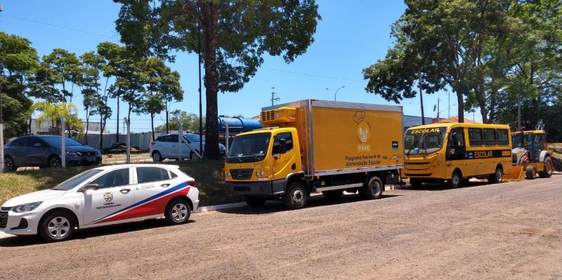Veículos adquiridos pela Prefeitura de Quatá – caminhão-frigorifico (centro); micro-ônibus escolar; veículo para a Secretaria de Saúde e retroescavadeira