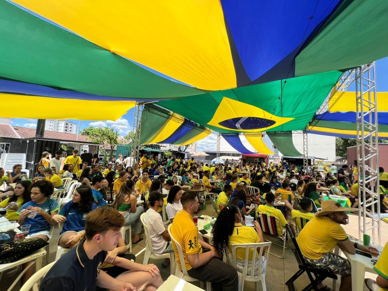  Em casa, nos shoppings ou nos barzinhos, amanhã a torcida do Brasil canta e grita: Vem Hexa!