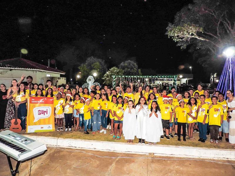 Cantata de Natal em Estrela do Norte foi conduzida pelos educadores Thiago Silva e André Buzette, coordenados por Élida Toso