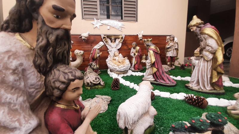 Para o Natal deste ano, o aposentado adicionou duas pombinhas, em referência ao Espírito Santo, aos 17 ornamentos que compõem o presépio