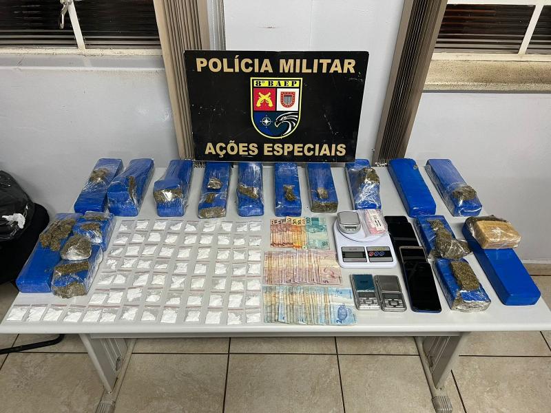 Foram apreendidos 14,32 kg de maconha, 0,146 kg de cocaína, 5 celulares, 5 balanças de precisão, R$ 365 em espécie