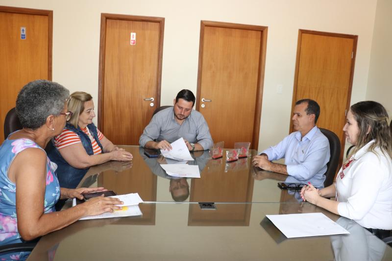 Assinatura do termo de doação entre Prefeitura de Pirapozinho e Sesi para doação de 760 livros para a rede municipal de ensino