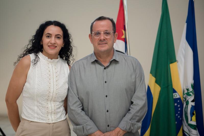 Consultor do município de Anhumas, Luiz Antonio, com a presidente do CMDCA, Rose Evangelista