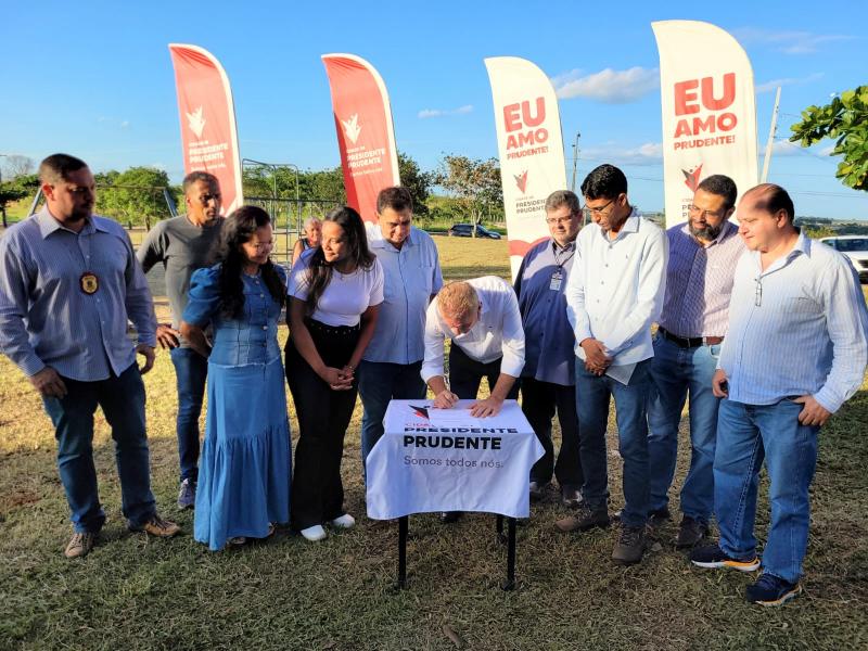 No local, será construído uma nova quadra de vôlei de areia e será revitalizado o campo de futebol